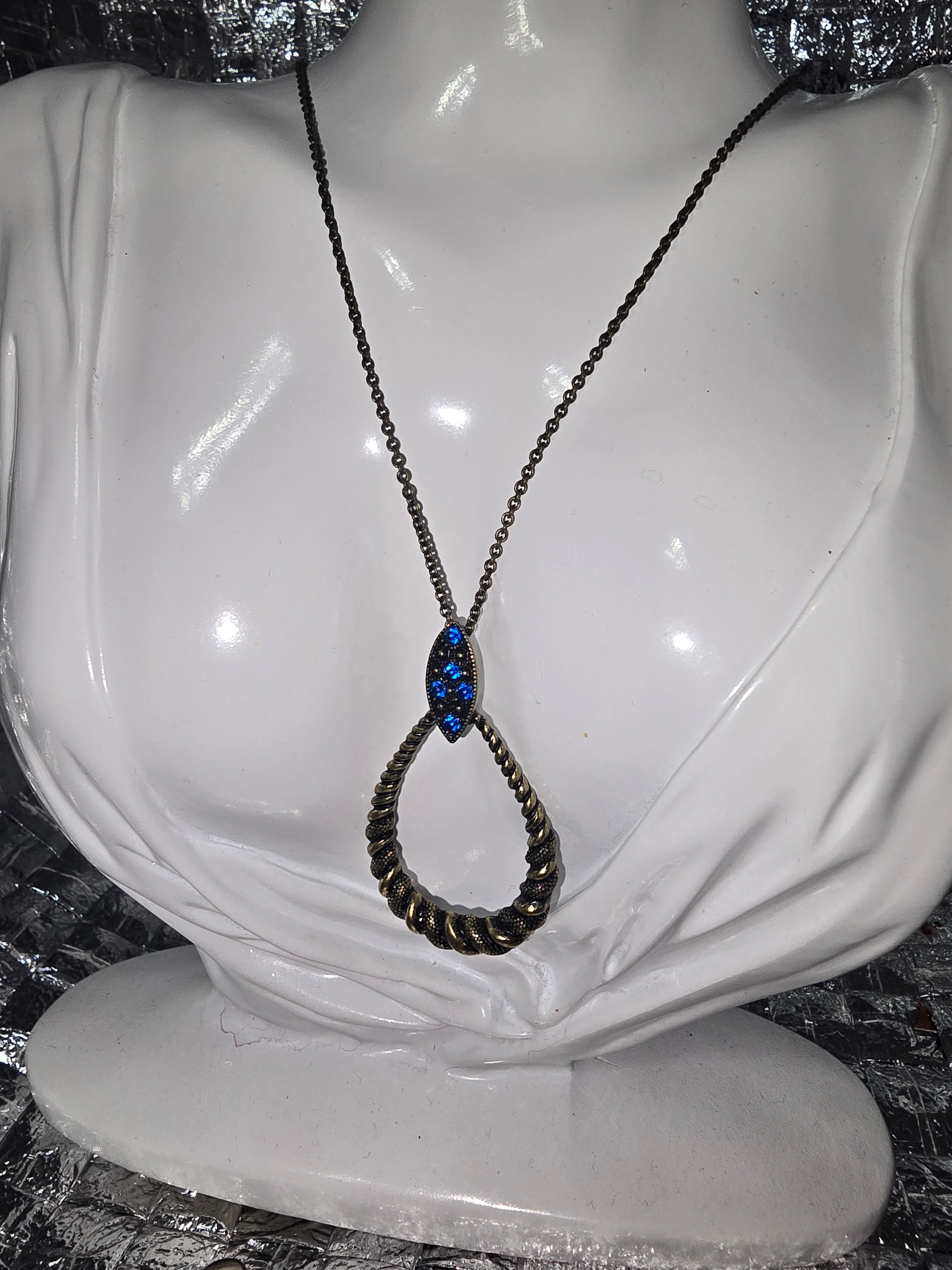 Teardrop shaped Necklace & Earrings set