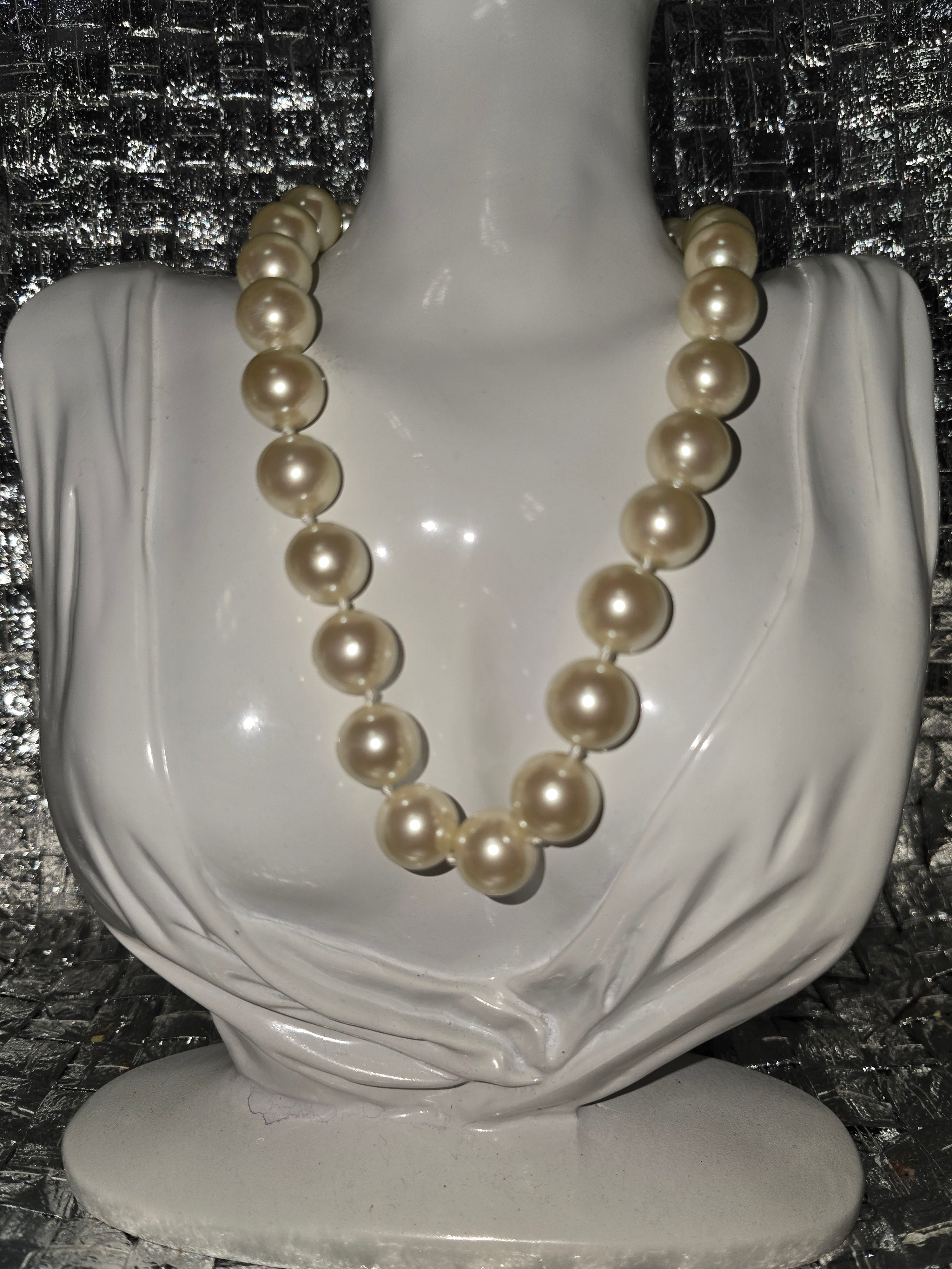 Vintage Large size Perls Necklace